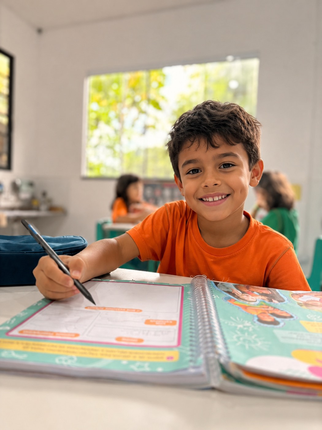 Criança sorrindo em atividade na sala de aula do Sítio-Escola Geranium
