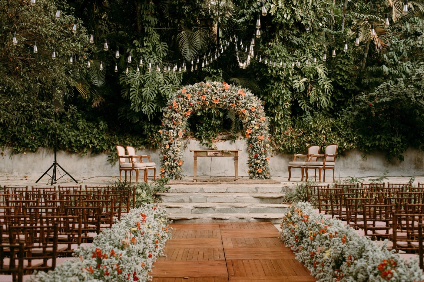 Arco de flores para cerimônia de casamento ao ar livre no Sítio Geranium